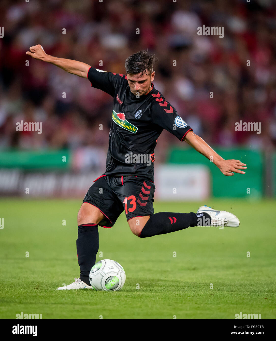 Cottbus, Deutschland. 20 Aug, 2018. Fußball, Stadion der Freundschaft, der DFB-Pokal, 1. Runde, FC Energie Cottbus vs SC Freiburg. Freiburger Marco Terrazzino am Ball. (Hinweis: VERWENDEN SIE FÜR RADIO BILDER NUR NACH RÜCKSPRACHE) - KEINE LEITUNG SERVICE-Credit: Thomas Klausen/dpa-Zentralbild/ZB/dpa/Alamy leben Nachrichten Stockfoto