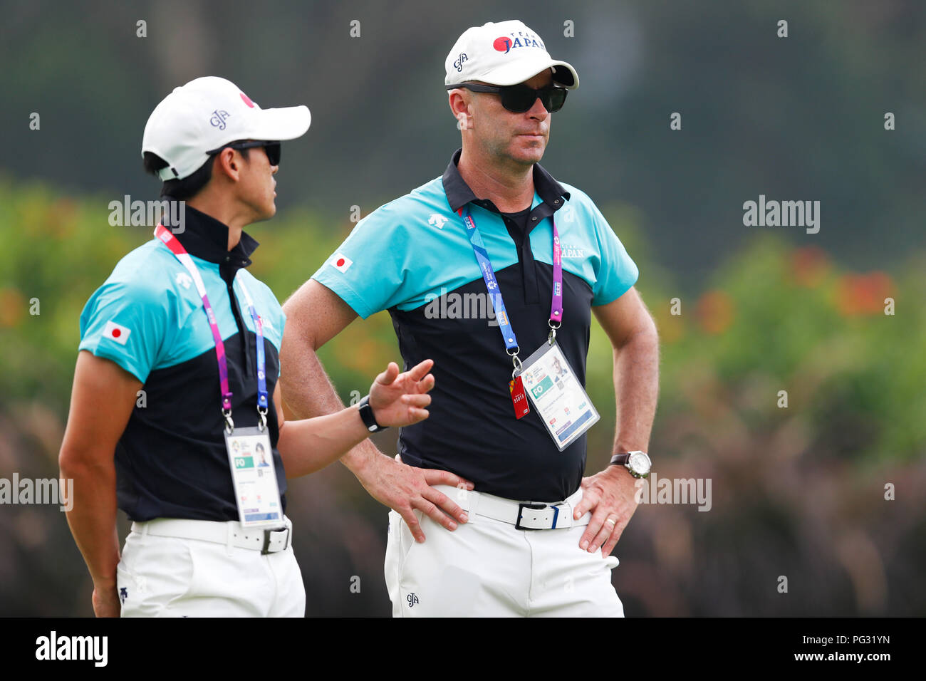 Jakarta, Indonesien. 23 Aug, 2018. (L und R) Hirokazu Suhara, € Gareth Jones (JPN) Golf: Frauen einzelne Runde 1 im Pondok Indah Golf & Country Club während der 2018 Jakarta Palembang Asian Games in Jakarta, Indonesien. Credit: Naoki Morita/LBA SPORT/Alamy leben Nachrichten Stockfoto