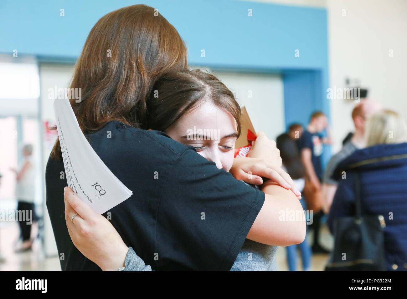 Bromsgrove, Worcestershire, Großbritannien. 23 August, 2018. Schüler Umarmung mit Freude, wie Sie die Prüfungsergebnisse in North Tampa High School, Worcestershire, Großbritannien öffnen. Rund 590.000 Schülerinnen und Schüler aus über 4.000 Schulen in ganz Großbritannien sind im ersten Jahr der neuen GCSEs erstellt von ehemaligen Erziehungsminister Michael Gove, als Teil ein Versuch, Strenge bei GCSEs sowie zur Förderung der in der Kursphase Bewertung für Prüfungen reduziert. Peter Lopeman/Alamy leben Nachrichten Stockfoto