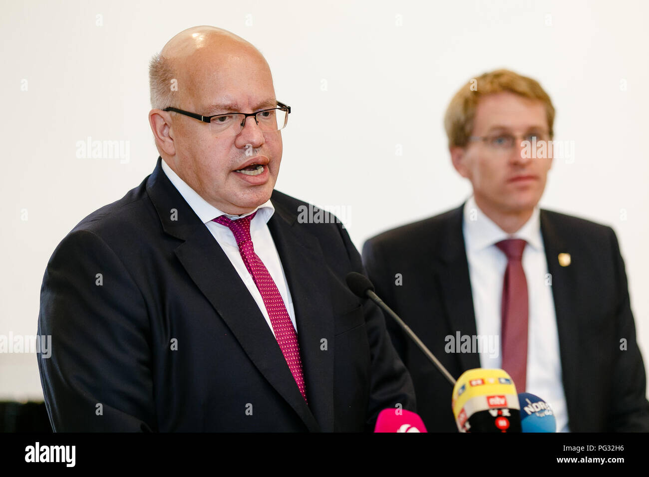 Kiel, Deutschland. 23 Aug, 2018. Peter Altmeier (l, CDU), Bundesminister für Wirtschaft, und Daniel Günther (CDU), Ministerpräsident von Schleswig-Holstein, stehen vor Journalisten während einer Pressekonferenz. Themen Politiker' inklusive der Landstrom Anschluss von Fähren und Kreuzfahrtschiffe sowie die geplanten LNG-Terminal in Brunsbüttel. Credit: Frank Molter/dpa/Alamy leben Nachrichten Stockfoto