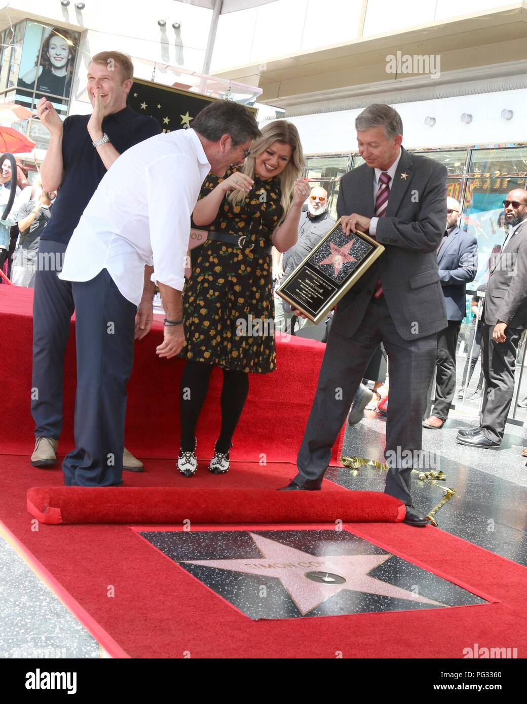 Los Angeles, CA, USA. 22 Aug, 2018. Rob Stringer, Simon Cowell, Kelly Carkson, Leron Gubler an der Induktion Zeremonie für Stern auf dem Hollywood Walk of Fame für Simon Cowell, Hollywood Boulevard, Los Angeles, CA, 22. August 2018. Credit: Priscilla Grant/Everett Collection/Alamy leben Nachrichten Stockfoto