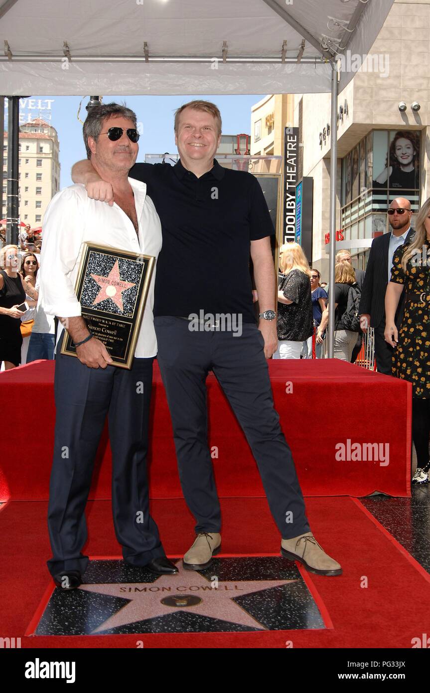 Los Angeles, CA, USA. 22 Aug, 2018. Simon Cowell, Rob Stringer die Talk Show Auftritt für Stern auf dem Hollywood Walk of Fame für Simon Cowell, Hollywood Boulevard, Los Angeles, CA, 22. August 2018. Quelle: Michael Germana/Everett Collection/Alamy leben Nachrichten Stockfoto