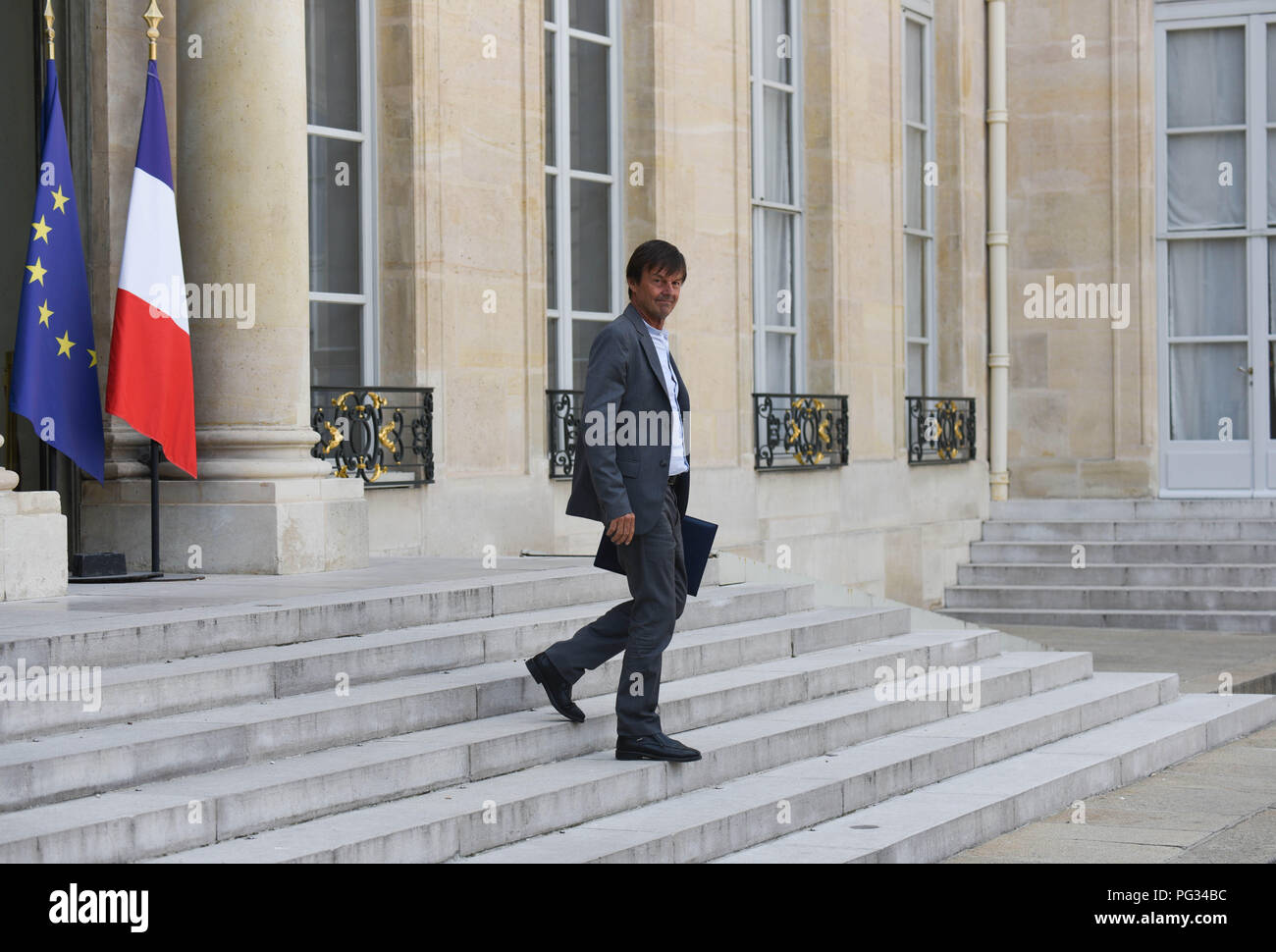 Paris, Frankreich. August 22, 2018 - Paris, Frankreich: der französische Minister für Umwelt Nicolas Hulot verlässt das Elysee Palace nach dem Ministerrat. Le Ministre de l'Environnement, Nicolas Hulot, a la sortie du Conseil des Ministres de la rentree. *** Frankreich/KEINE VERKÄUFE IN DEN FRANZÖSISCHEN MEDIEN *** Credit: Idealink Fotografie/Alamy leben Nachrichten Stockfoto