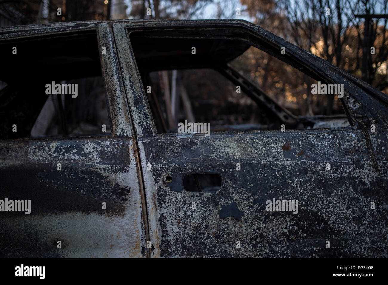 Mati, Griechenland. 23 Aug, 2018. Blick auf eine ausgebrannte Autos nach einem verheerenden Waldbrand. Fast die Hälfte der Häuser in der Ortschaft Mati wurden zerstört oder schwer durch den Brand beschädigt. Etwa 100 Menschen starben. Credit: Angelos Tzortzinis/dpa/Alamy leben Nachrichten Stockfoto