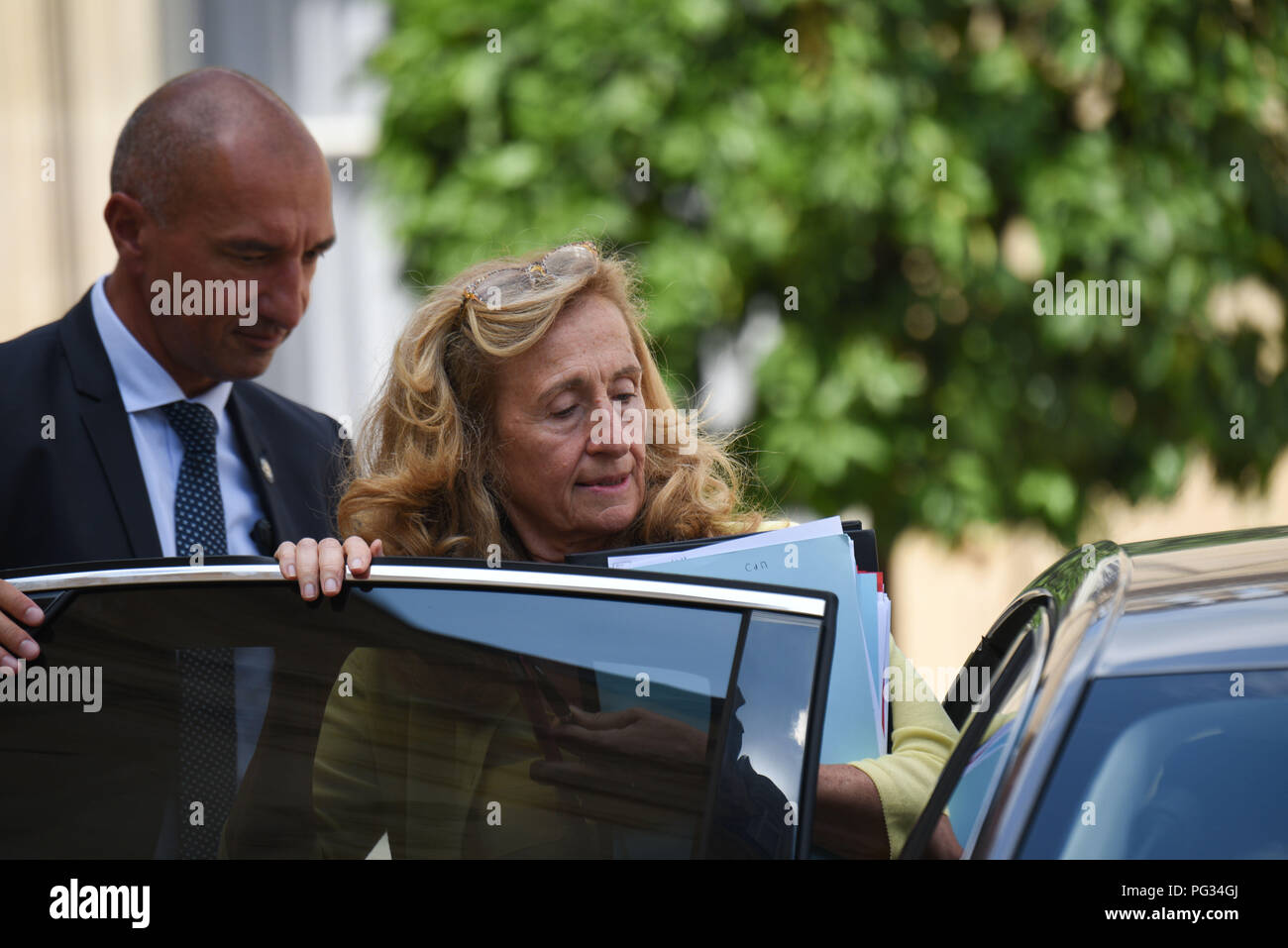 Paris, Frankreich. August 22, 2018 - Paris, Frankreich: Französischer Minister für Justiz, Nicole Belloubet, verlässt das Elysee Palace nach dem Ministerrat. La Ministre de la Justice, Nicole Belloubet, a la sortie du Conseil des Ministres de la rentree. *** Frankreich/KEINE VERKÄUFE IN DEN FRANZÖSISCHEN MEDIEN *** Credit: Idealink Fotografie/Alamy leben Nachrichten Stockfoto