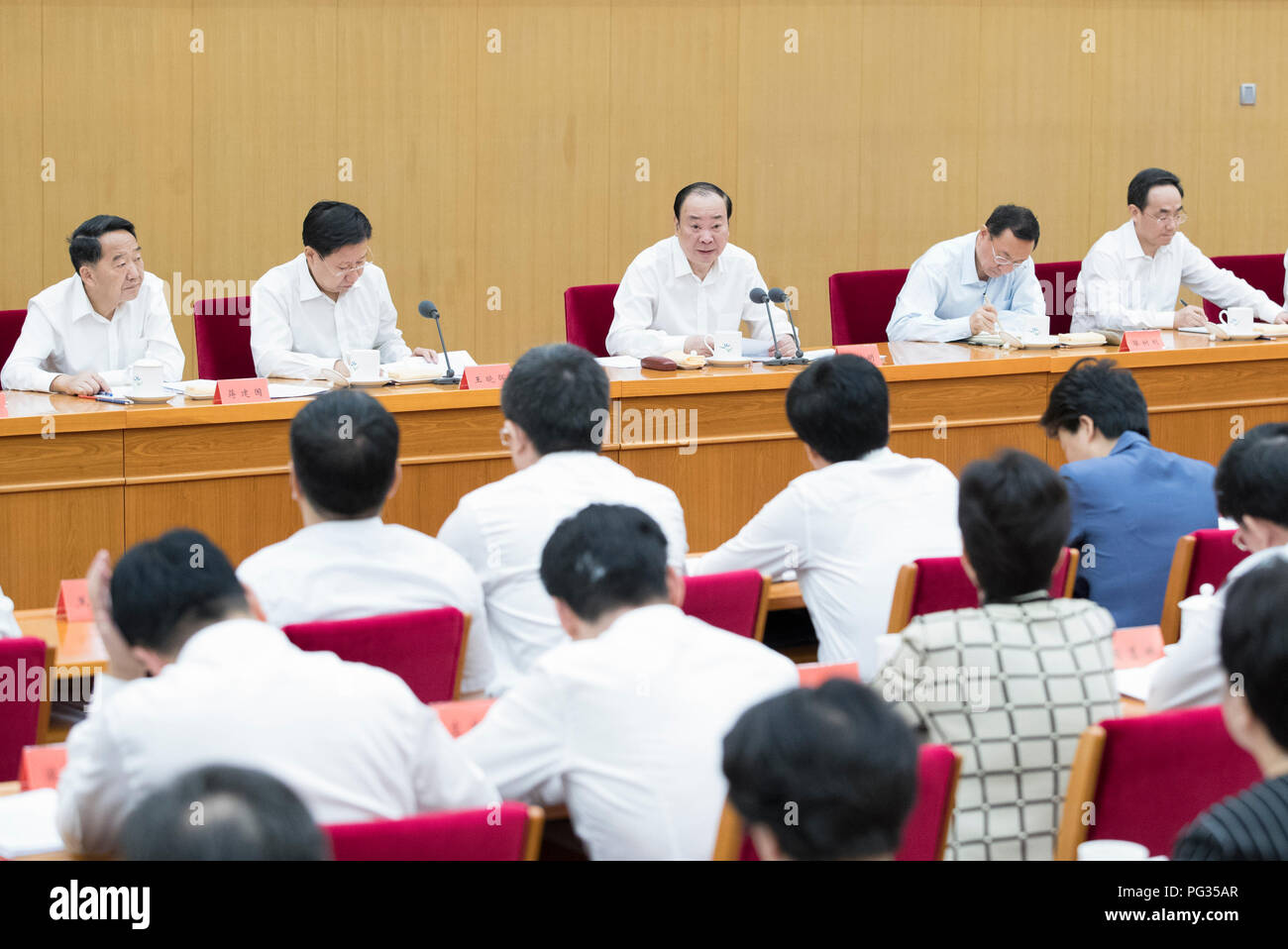 (180823) - Peking, 23.08.2018 (Xinhua) - Huang Kunming (C, hinten), ein Mitglied des Politbüros der Kommunistischen Partei Chinas (CPC) und Leiter der Abteilung Öffentlichkeitsarbeit des CPC-Zentralausschusses, nimmt an einem Treffen der Öffentlichkeitsarbeit in Peking, der Hauptstadt von China, 23.08.2018. (Xinhua / Wang Ye) (hxy) Stockfoto