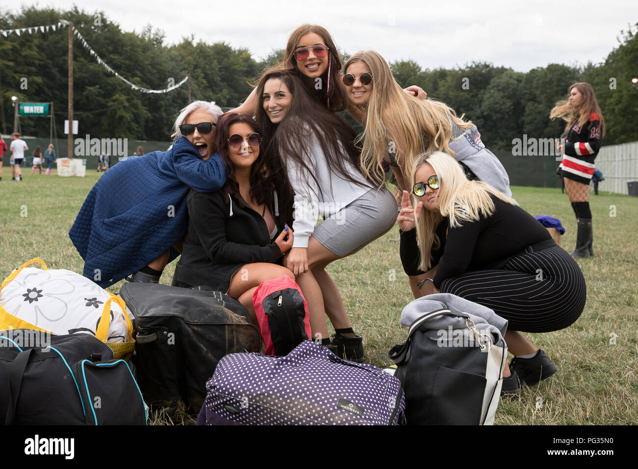 Leeds, Großbritannien. 23. August 2018. Fans fangen bei Leeds Festival, Großbritannien zu kommen. Credit: Andy Gallagher/Alamy leben Nachrichten Stockfoto
