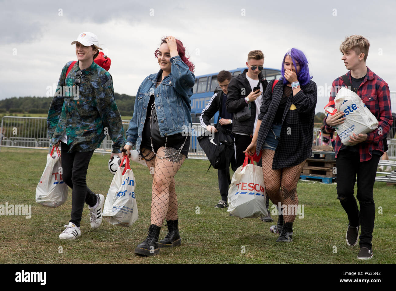 Leeds, Großbritannien. 23. August 2018. Fans fangen bei Leeds Festival, Großbritannien zu kommen. Credit: Andy Gallagher/Alamy leben Nachrichten Stockfoto