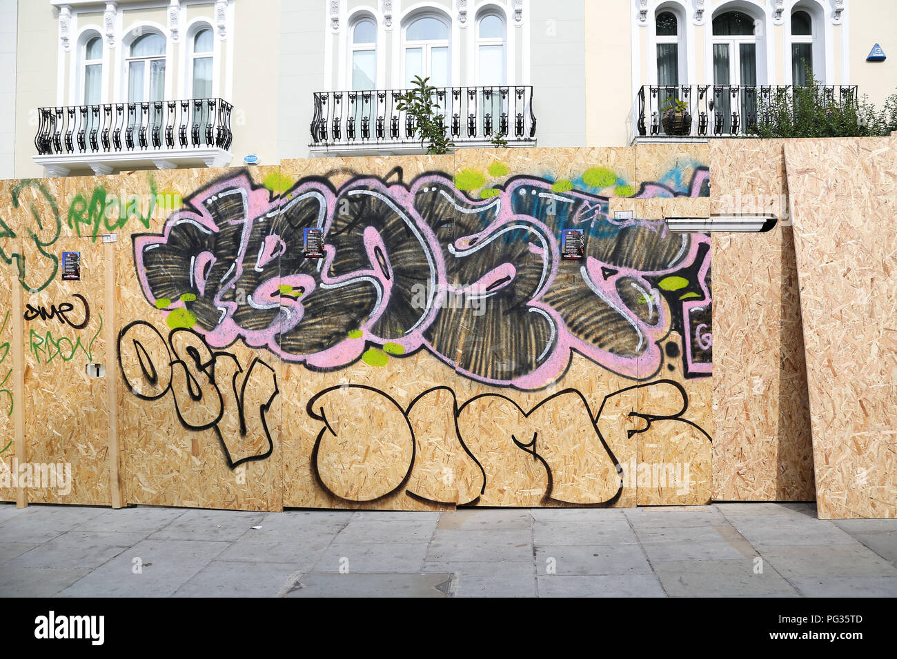 West London. UK 23 Aug 2018 - Wohnimmobilien bis vor der Notting Hill Carnival, die diese Bank Holiday Wochenende bestiegen worden. Credit: Dinendra Haria/Alamy leben Nachrichten Stockfoto