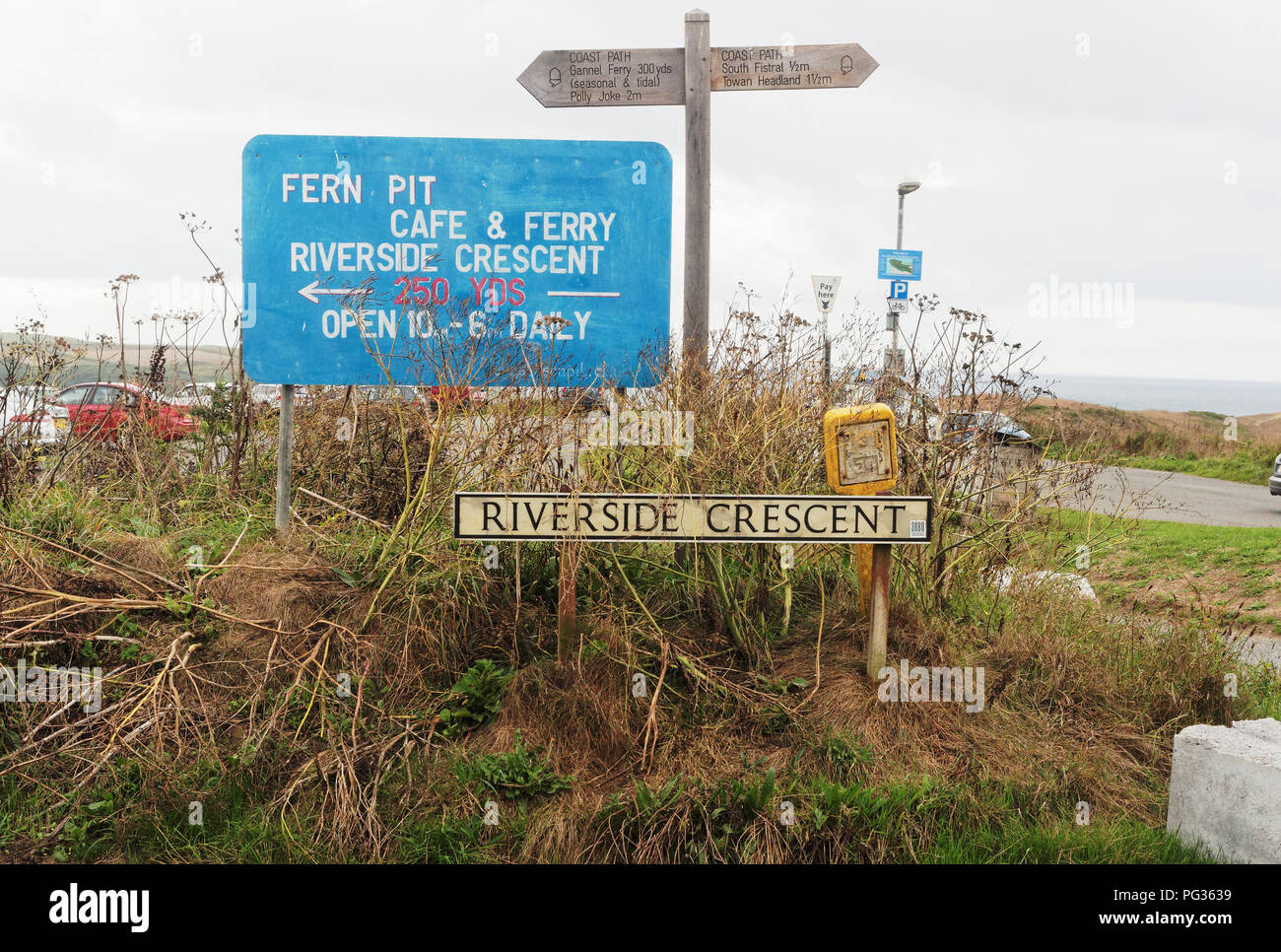 Newquay, Cornwall, England. 23. August 2018. Unbekannte Cornish Vigilantes trap Wohnmobil mit konkreten Blöcke Pentire Kopf Newquay. Die bürgerwehr Anspruch sind Sie müde von Long Stay wild Camper auf einem Abschnitt des unadopted Straße und haben direkte Aktionen, die von der Versiegelung ist ein Abschnitt der Straße gegen den Zugang mit konkreten Bausteinen berücksichtigt. Mangel an amtliche Tätigkeit in den letzten Jahren aufgefordert, die Aktion. Der Polizei- und Cornwall Rat sagen, ihre Hände auf alle Maßnahmen gebunden sind, wie diese private Boden ist. Lokale Meinung ist geteilt. August 23rd, 2018 Credit: Robert Taylor/Alamy leben Nachrichten Stockfoto