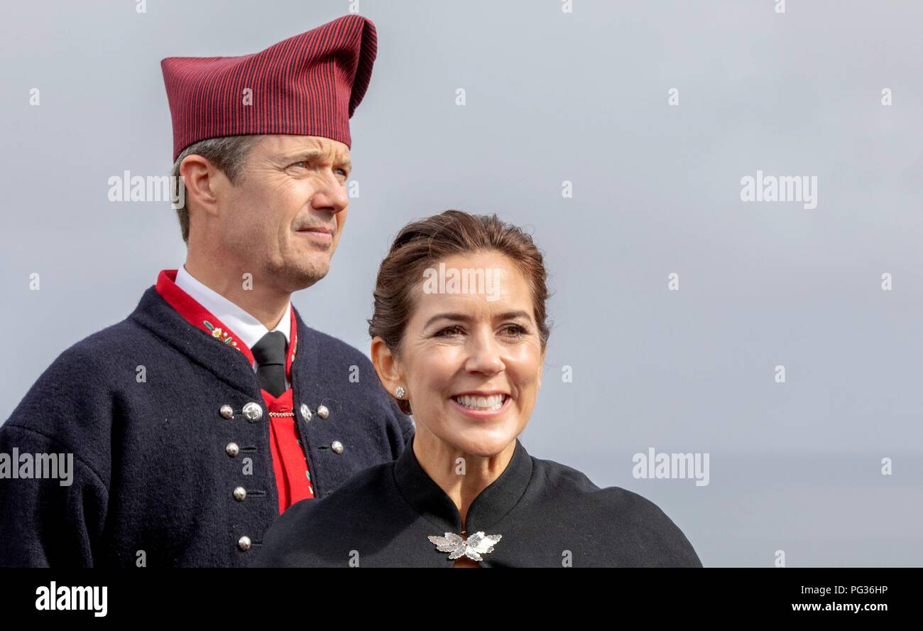 Tórshavn, Färöer, Dänemark. 23 Aug, 2018. Kronprinz Frederik und Kronprinzessin Mary von Dänemark, die mit der Royal Schiff, HDMY Dannebrog an Bursatangi, am 23. August 2018, auf die 1. Der 4 Tage Besuch auf den Färöern Foto: Albert Nieboer/Niederlande/Point de Vue | Quelle: dpa/Alamy leben Nachrichten Stockfoto
