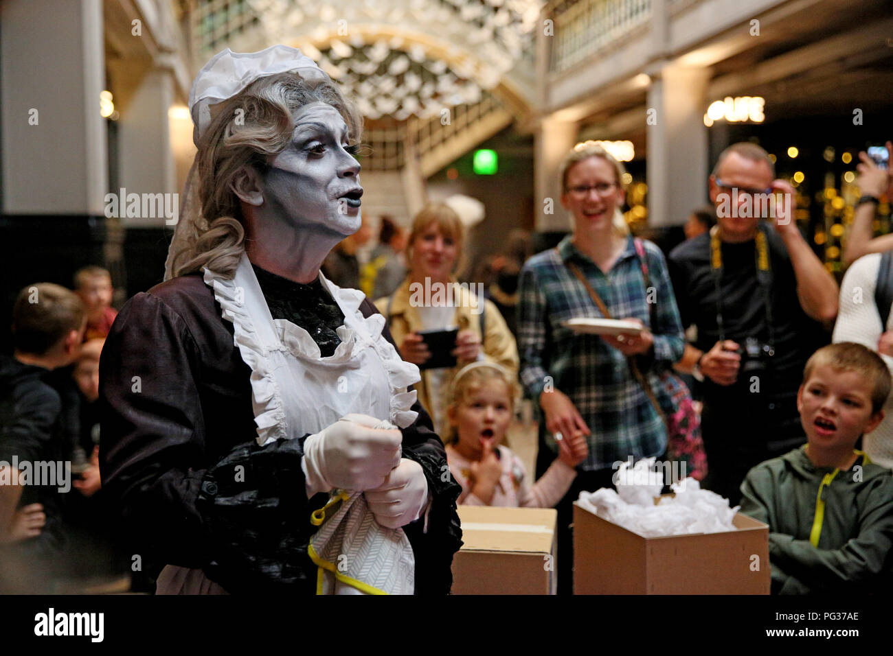 Manchester, Großbritannien. 23 August, 2018. Anna Phylactic und kollektive die Familie wunderschöne Adresse Themen wie Gender und Identität in einer Performance am Manchester Museum Gay Pride Feiern ziehen. Manchester Museum, Manchester, 23. August 2018 (C) Barbara Cook/Alamy leben Nachrichten Stockfoto