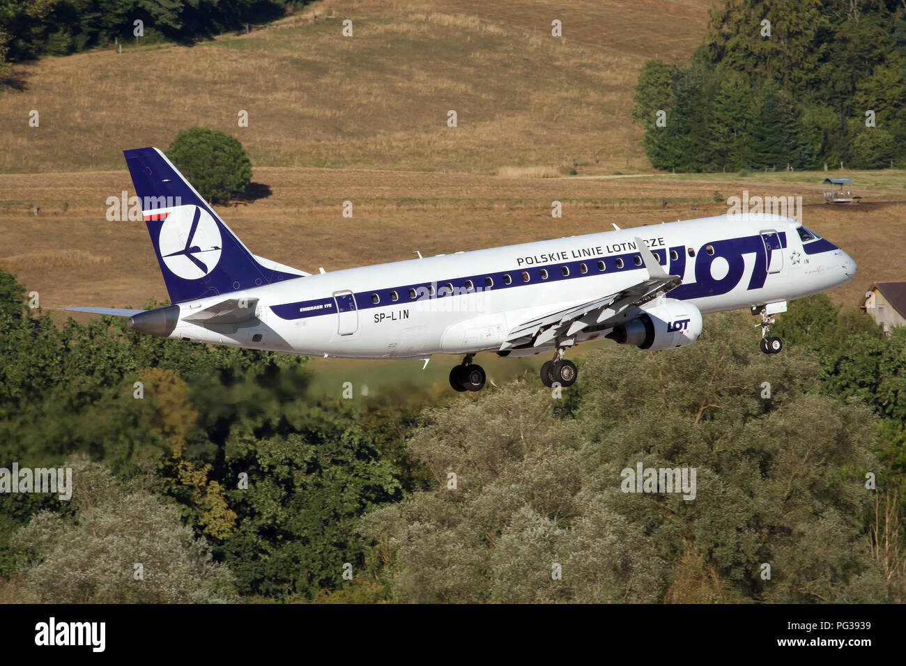 Zürich, Schweiz. 11 Aug, 2018. LOT Polish Airlines Embraer 170-200 LR auf Finale in Zürich Kloten. Credit: Fabrizio Gandolfo/SOPA Images/ZUMA Draht/Alamy leben Nachrichten Stockfoto