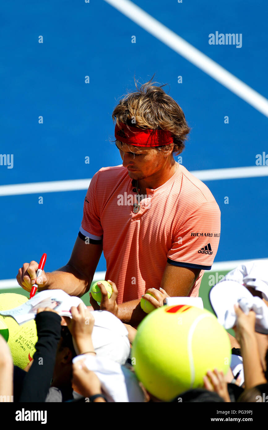 New York, Vereinigte Staaten. 23 Aug, 2018. New York, N. Y, 23. August 2018 - US Open Tennis Praxis: Deutschlands Alexander Zverev Autogramme für die Fans nach dem Üben an der Billie Jean King National Tennis Center in Flushing Meadows, New York, als Spieler für die US Open, die am kommenden Montag beginnt, vorbereitet. Quelle: Adam Stoltman/Alamy leben Nachrichten Stockfoto
