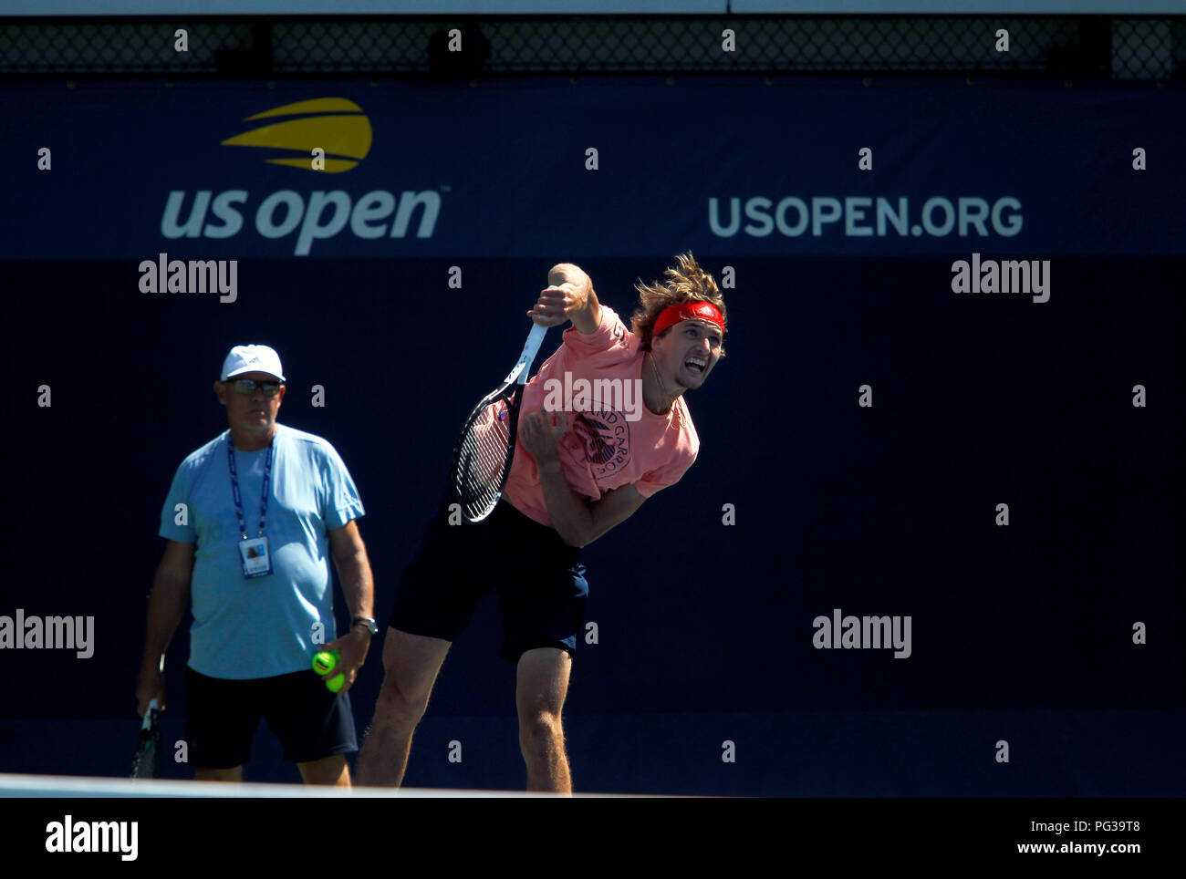 New York, Vereinigte Staaten. 23 Aug, 2018. New York, N. Y, 23. August 2018 - US Open Tennis Praxis: Deutschlands Alexander Zverev üben an der Billie Jean King National Tennis Center in Flushing Meadows, New York, als Spieler für die US Open, die am kommenden Montag beginnt, vorbereitet. Quelle: Adam Stoltman/Alamy leben Nachrichten Stockfoto