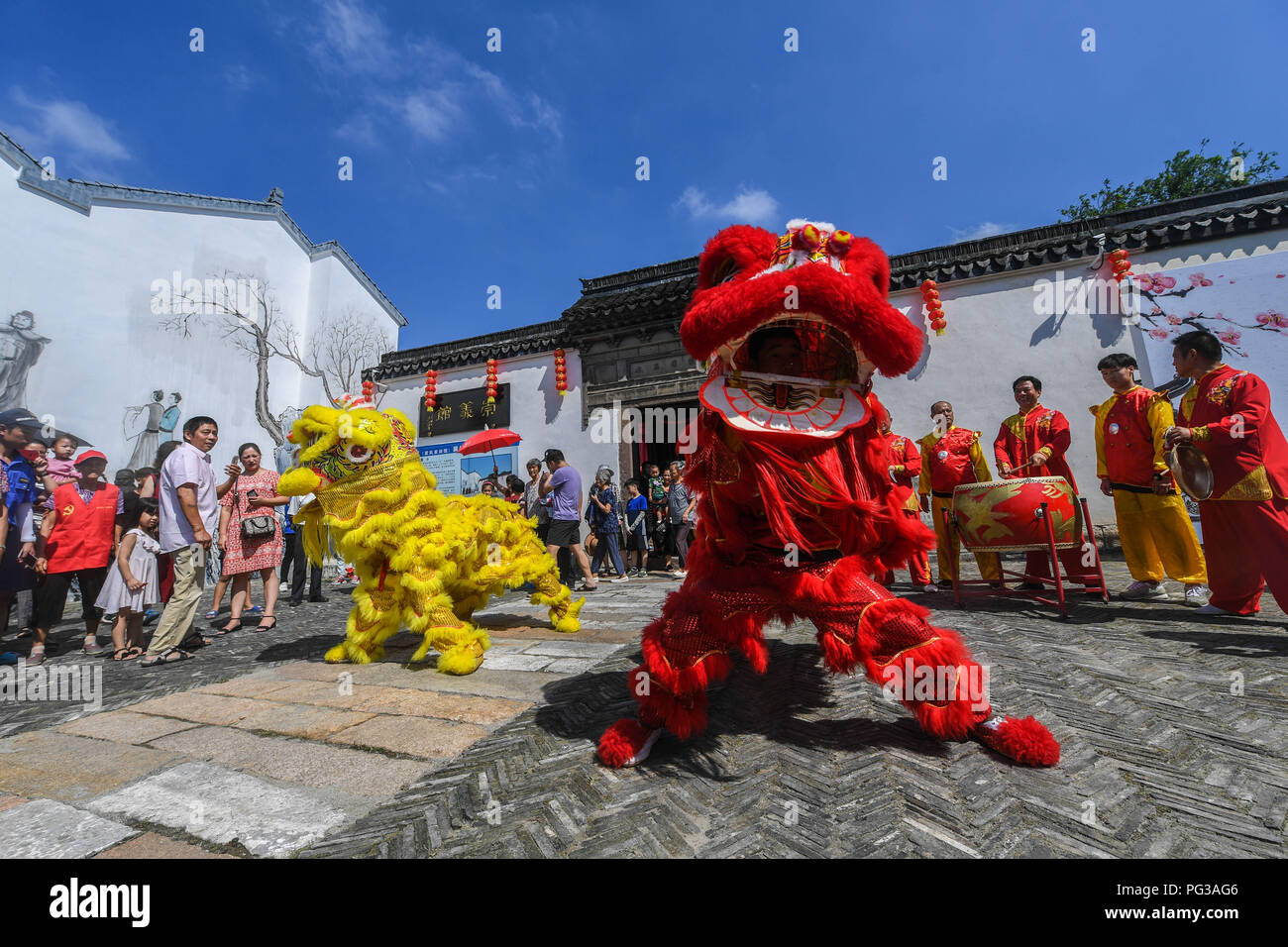 Huzhou, der chinesischen Provinz Zhejiang. 23 Aug, 2018. Ein Lion dance Performance wird während einer volkstümlichen Bräuche und Kultur Festival in Yigao Dorf in Huzhou Stadt gesehen, der ostchinesischen Provinz Zhejiang, 23.08.2018. Ein Brauchtum und Kultur Festival war hier am Donnerstag statt. Die traditionellen Formen der Kunst wie Lion Dance, Papier schneiden, Stickerei, etc. auf dem Display während des Festivals waren. Credit: Xu Yu/Xinhua/Alamy leben Nachrichten Stockfoto