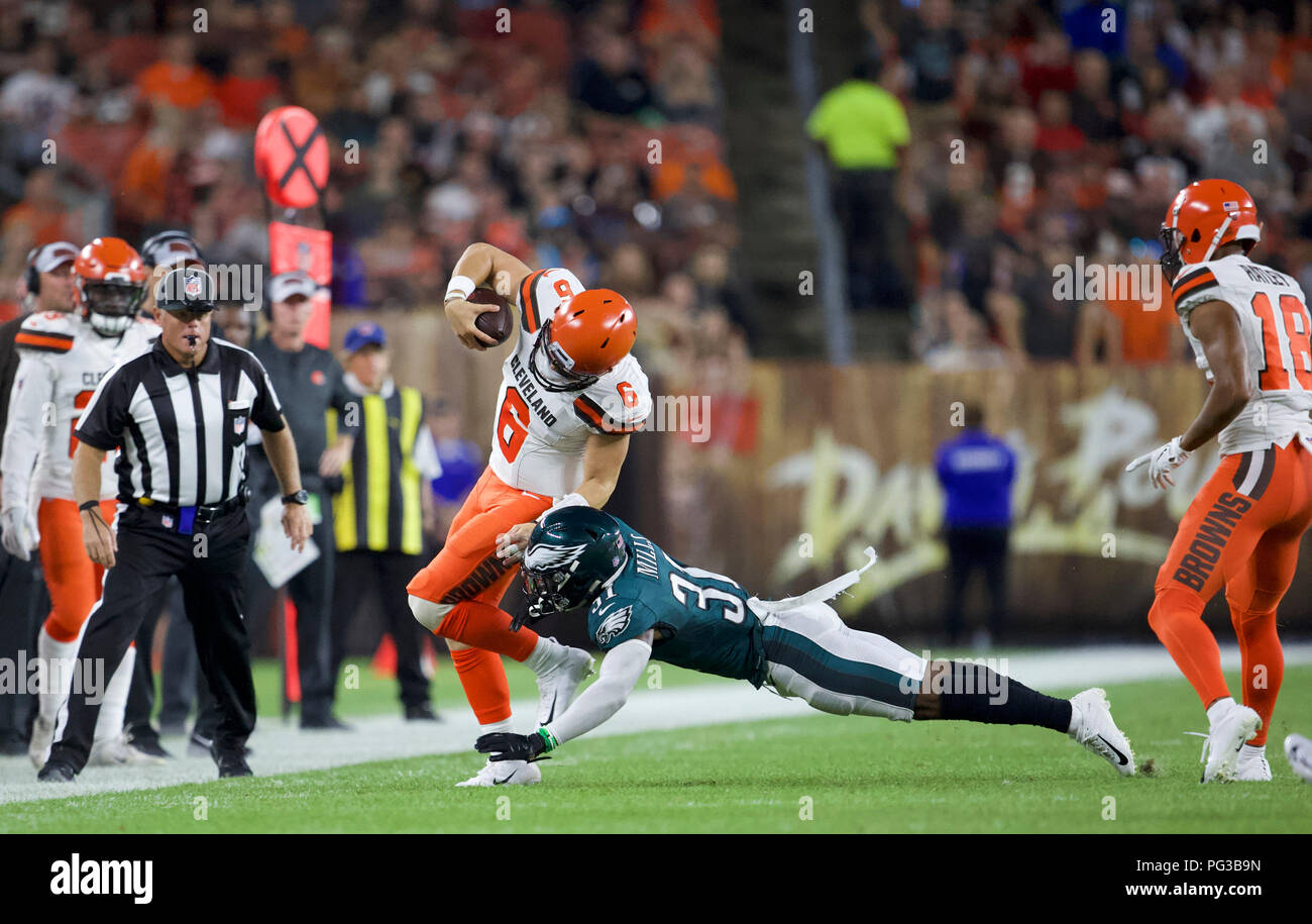 Cleveland, Ohio, USA. 23 Aug, 2018. August 23, 2018: quarterback Baker Mayfield (6) von den Cleveland Browns kriecht für Werften in der Nähe der Seitenlinie und nimmt einen Angriff zu versuchen, durch defensive zurück Jalen Mühlen (31) der Philadelphia Eagles das nfl preseason Fußballspiel zwischen den Philadelphia Eagles und die Cleveland Browns zunächst Energie Stadion in Cleveland, Ohio. JP Waldron/Cal Sport Media Credit: Cal Sport Media/Alamy leben Nachrichten Stockfoto