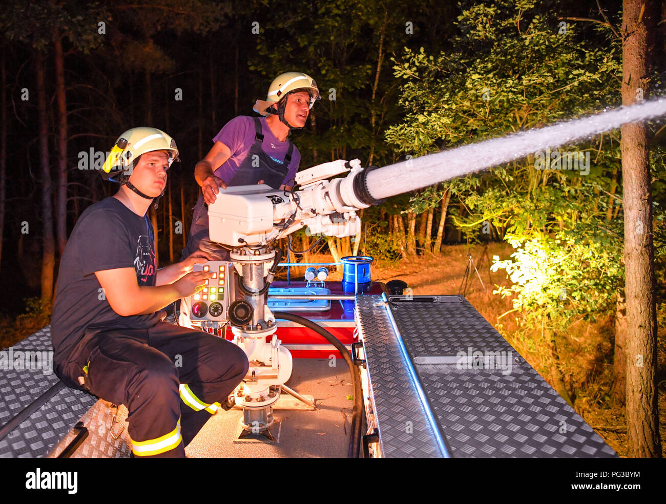 Jávea, Deutschland. 24 Aug, 2018. 24.08.2018, Brandenburg, Jávea: Kameraden der freiwilligen Feuerwehr Schlieben ein Waldbrand in der Nähe von Jávea mit einer Spritze auf dem Dach des Fahrzeugs löschen. Hat sich ein Brand zu einer großen Wald im Südwesten von Brandenburg verteilen. Rund 300 Einsatzkräften Kämpfen der Waldbrand im Südwesten von Berlin. Die Behörden haben drei Dörfer evakuiert. Foto: Patrick Pleul/dpa-Zentralbild/dpa/Alamy leben Nachrichten Stockfoto