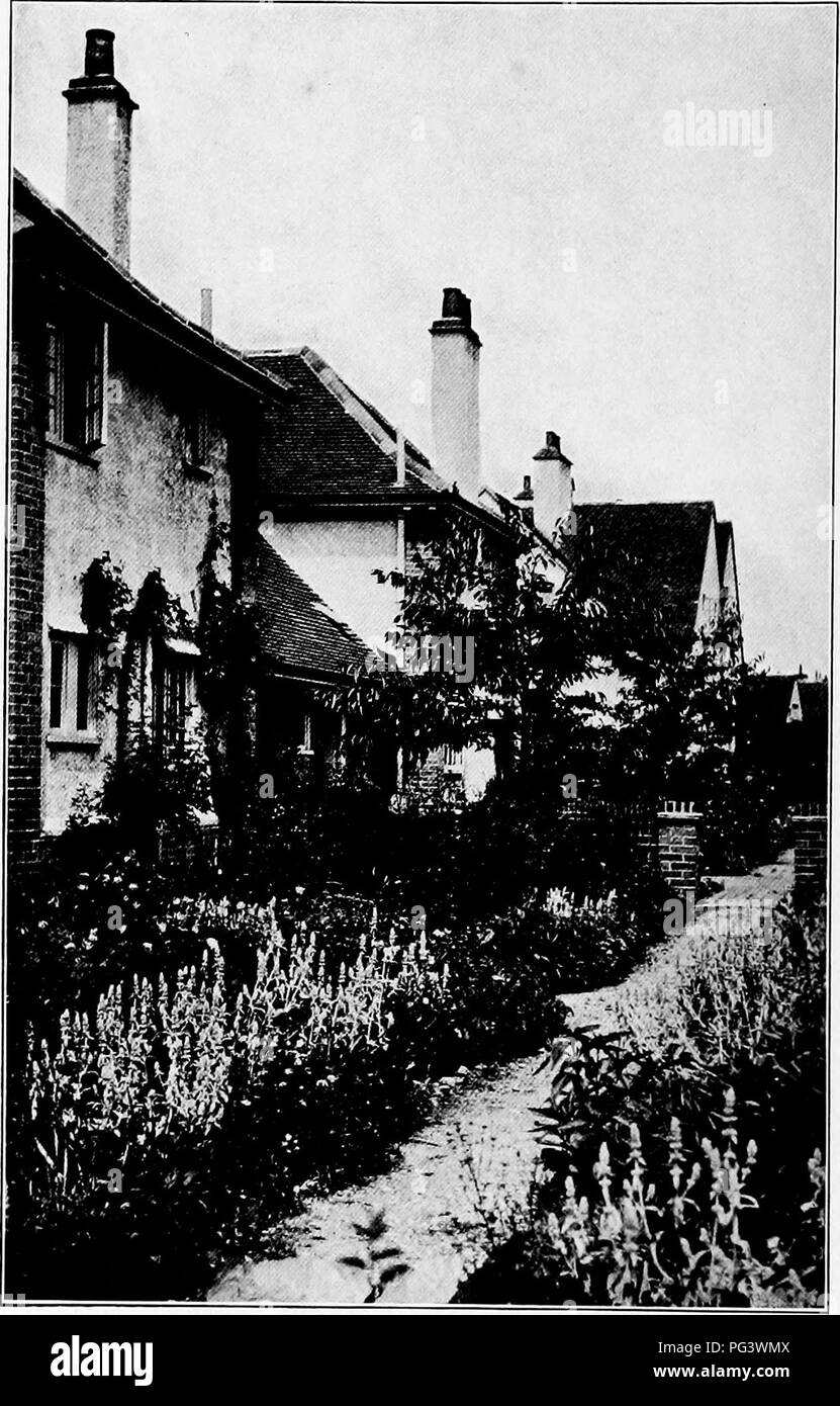 . Design im Gartenbau. Gartenbau. Fhotoffraph von Tht; G. iruen Städte anil Stadtplanung Assn., London ricURE 7. TlIK TLANTING ZU BRECHEN LINIE DER ÜBERGANG ZWISCHEN GEBÄUDE UND SEINE UMGEBUNG. Bitte beachten Sie, dass diese Bilder sind von der gescannten Seite Bilder, die digital für die Lesbarkeit verbessert haben mögen - Färbung und Aussehen dieser Abbildungen können nicht perfekt dem Original ähneln. extrahiert. Root, Ralph Rodney; Kelley, Charles Hayes, b. 1885. New York, das Century Co. Stockfoto