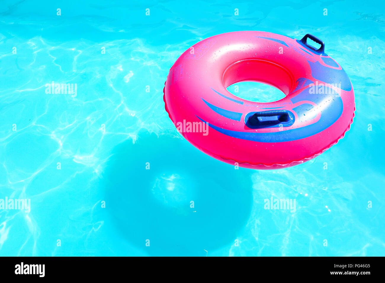 Donut Floatier Sommer aufblasbare Spielzeug klares Wasser Stockfoto