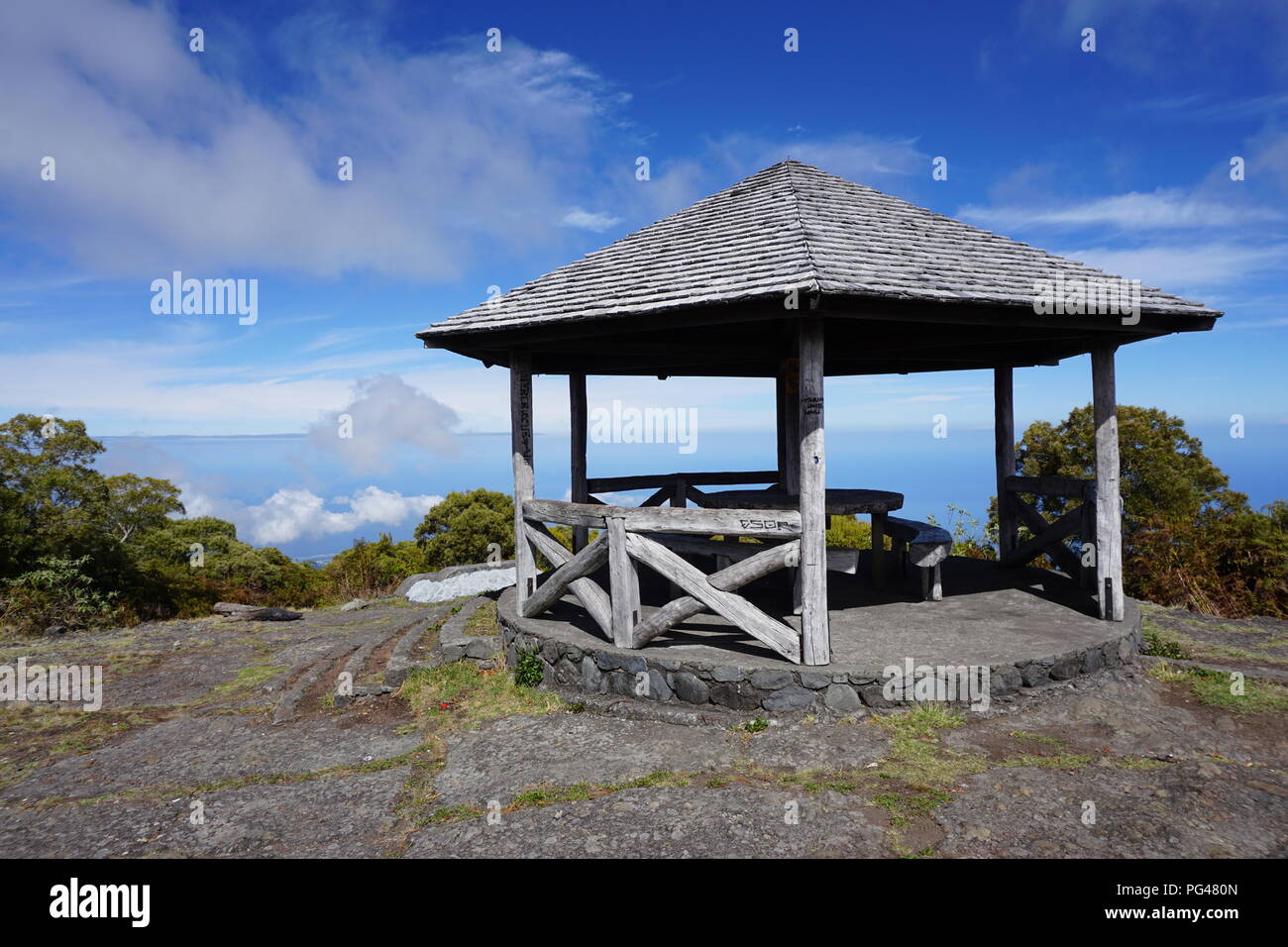 Holz Hütte auf dem Gipfel des Berges Straße mit Blick auf den Ozean für Picknicks in La Reunion, Frankreich Stockfoto