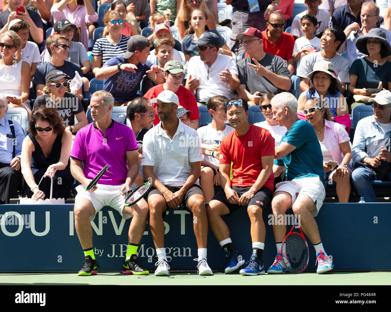 New York, Vereinigte Staaten. 22 Aug, 2018. Patrick McEnroe, James Blake, Michael Chang, John McEnroe besuchen Neue Luis Armstrong Stadium Hingabe an USTA Billie Jean King National Tennis Center Credit: Lev Radin/Pacific Press/Alamy leben Nachrichten Stockfoto