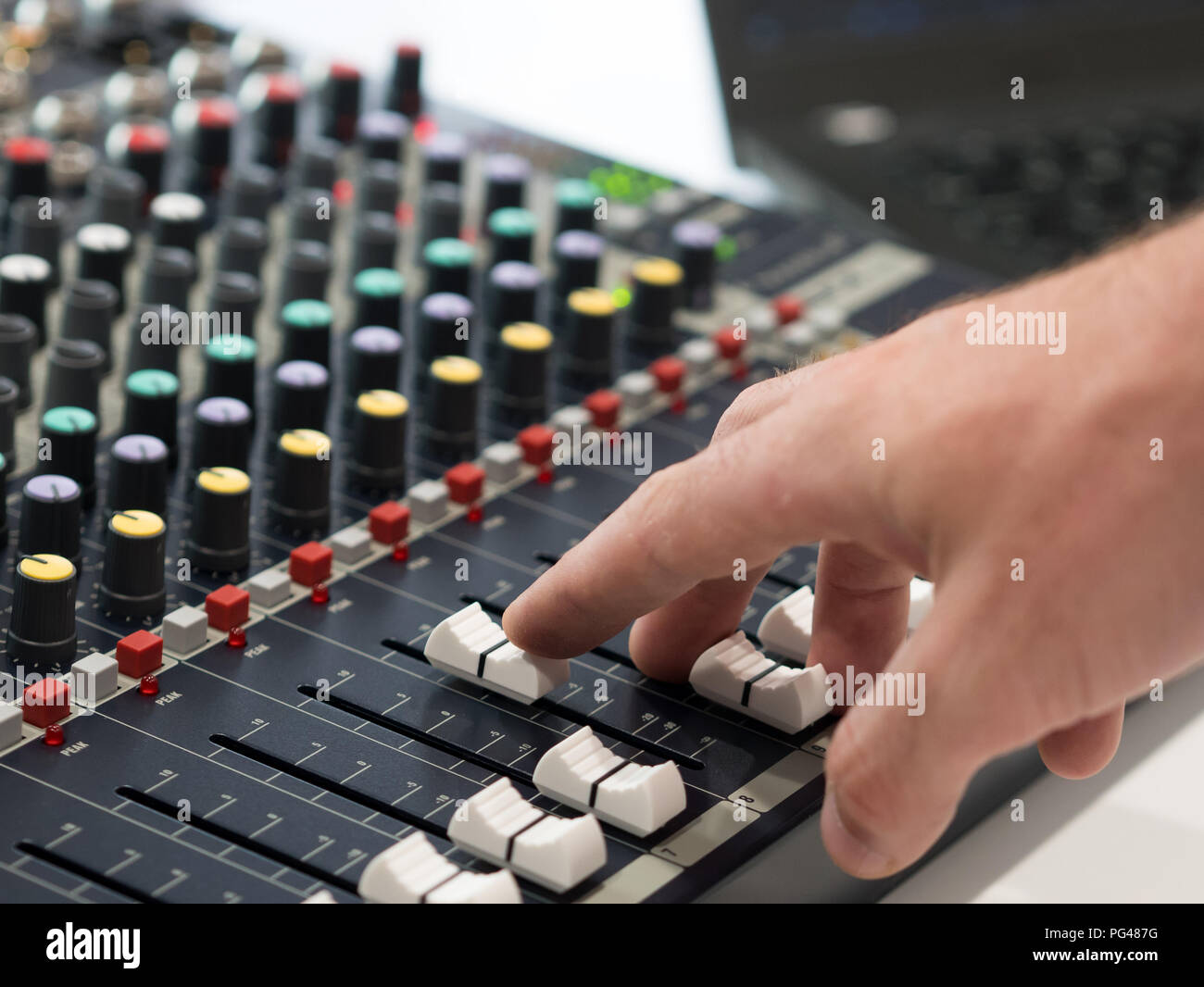 Audio Engineer, der an ein Mischpult im Music Studio Stockfoto