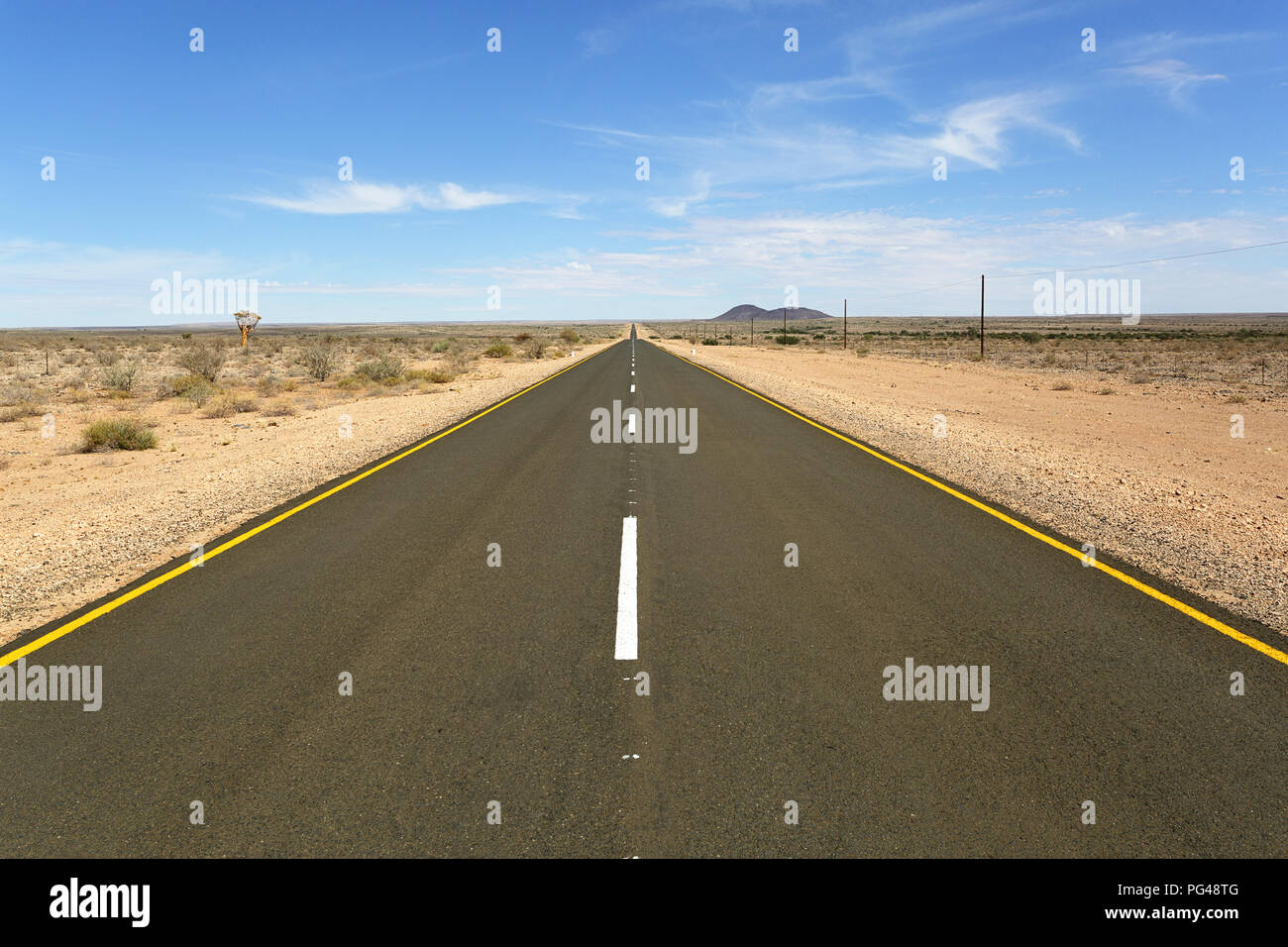 Langen, geraden blacktop Highway durch die Namibische Wüste in Afrika Stockfoto
