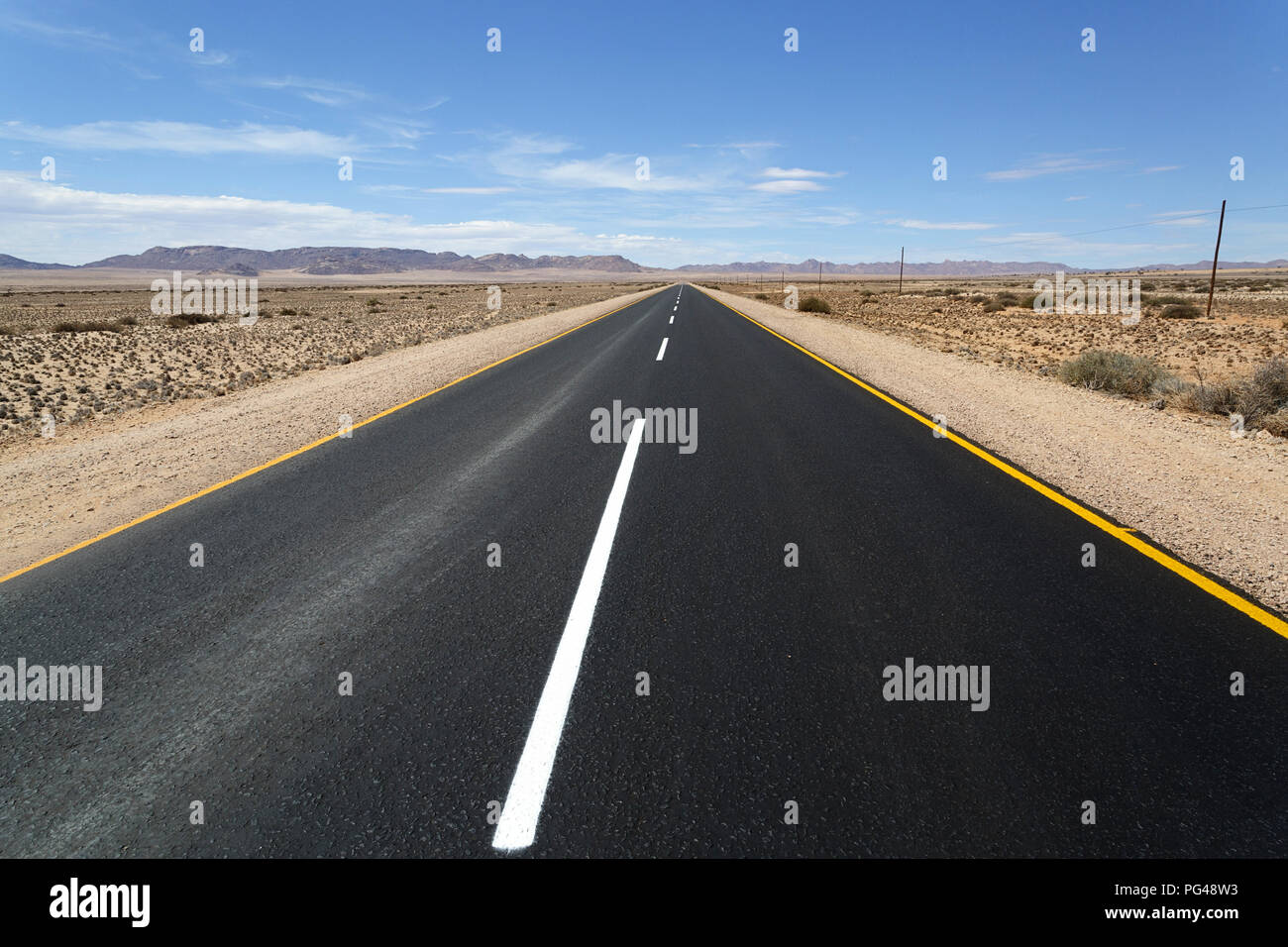 Langen, geraden blacktop Highway durch die Namibische Wüste in Afrika Stockfoto