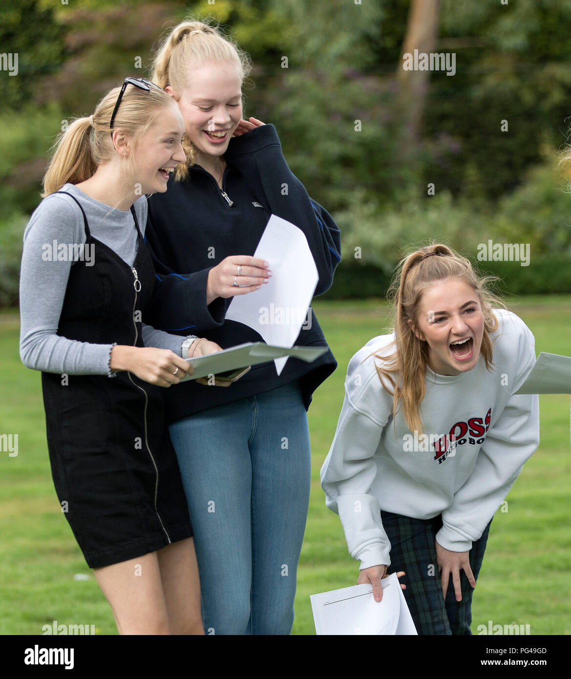 Nach rechts Joanna Milton, Amy Foster und Orlaith Kelly verließ ihre GCSE Ergebnisse am Mount School York sammeln. Stockfoto