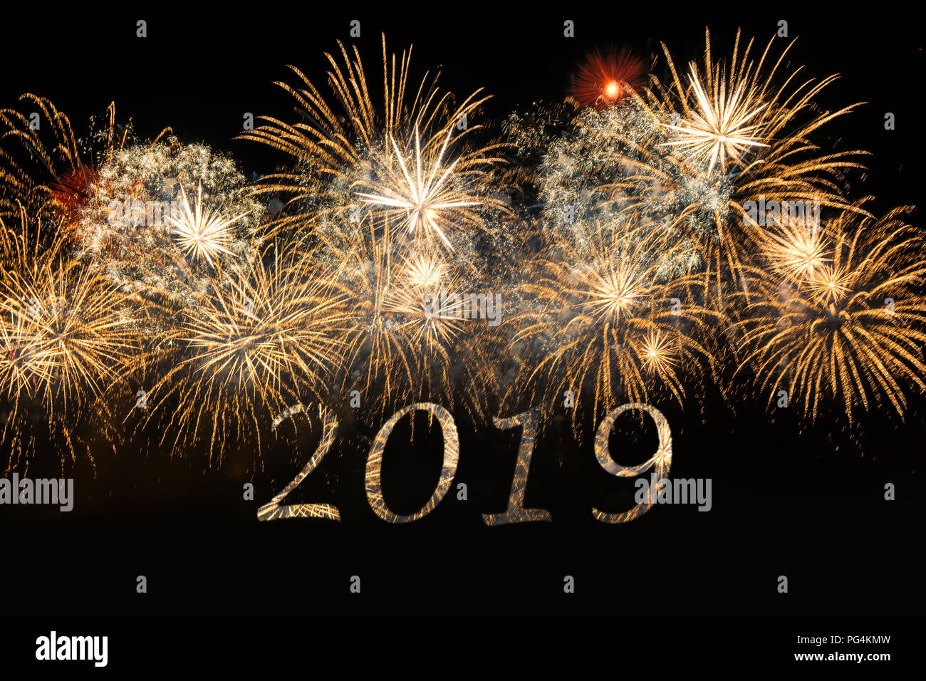 Frohes Neues Jahr 2019 Feier bunten Feuerwerk. Neues Jahr und Urlaub Konzept. Stockfoto