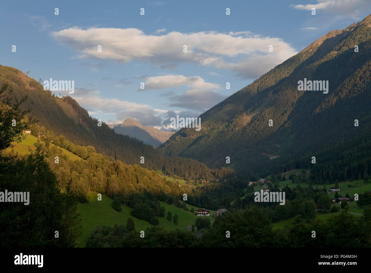 Berge und das Dorf in der Nähe von Schladming, Österreich an einem Sommertag Stockfoto