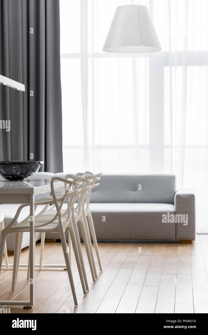 Stilvolles Apartment mit neuen Design Stühle und Sofa grau Stockfoto