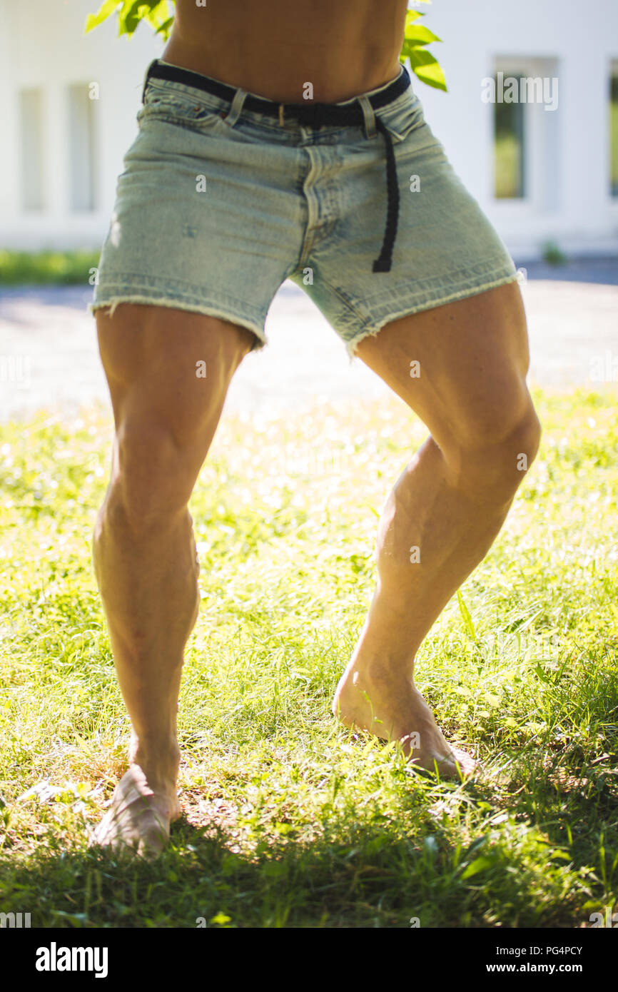 Starke dicke Beine Männer Bodybuilder in Jean Shorts im Sommer Park  Stockfotografie - Alamy