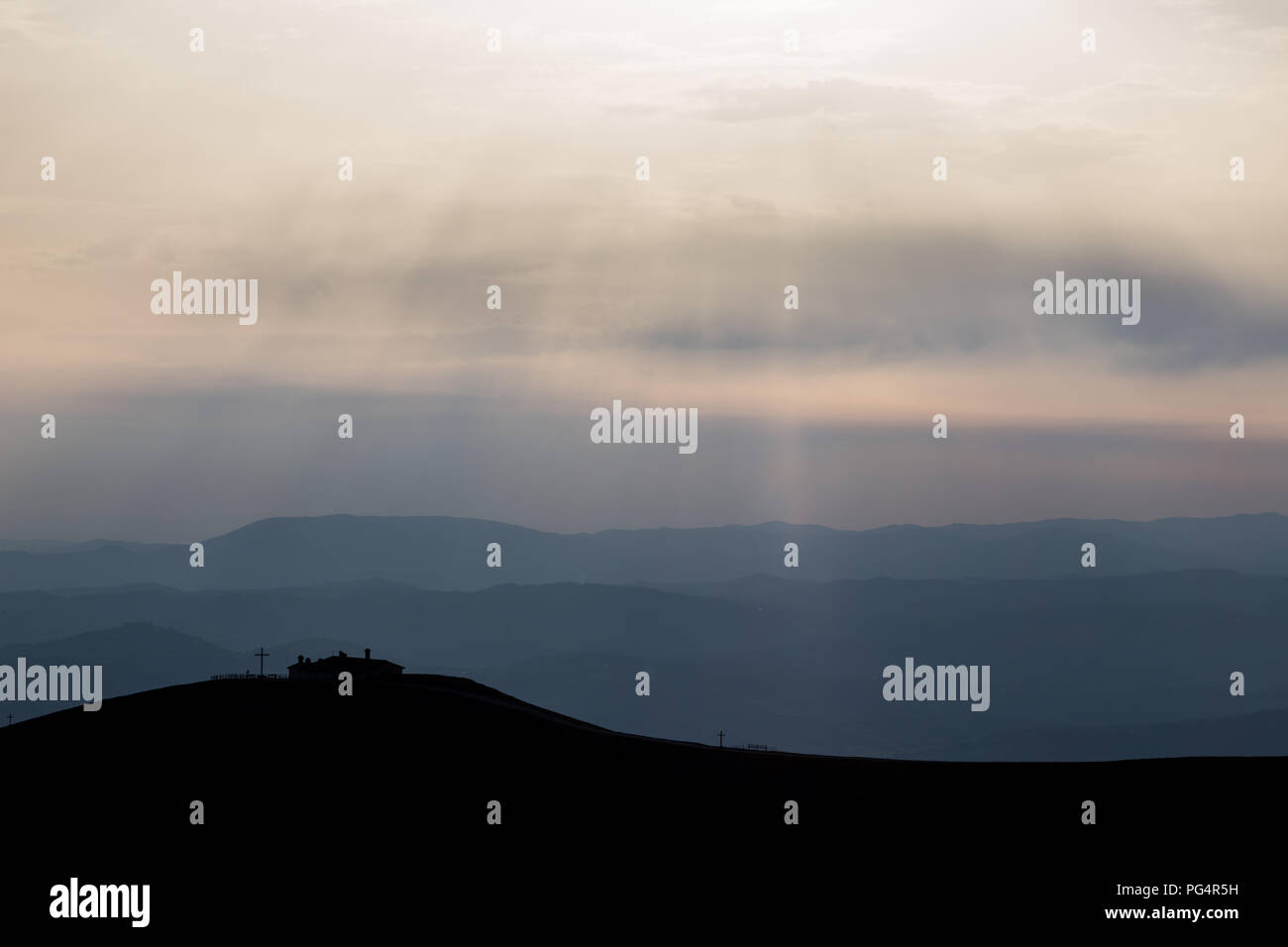 Blick auf Serrasanta Hermitage (Umbrien, Italien) auf einem Berg, mit verschiedenen anderen Berge Schichten im Hintergrund Stockfoto