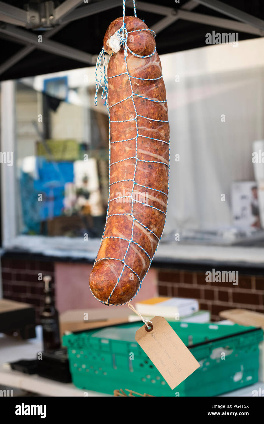 Große Wurst hängen auf ein Essen in einem britischen Straße Marktstand Stockfoto