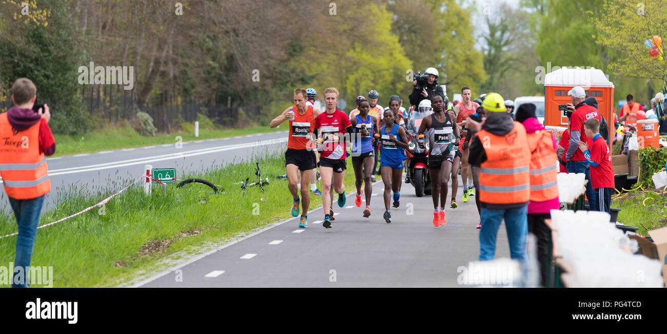 ENSCHEDE, Niederlande, 23. APRIL 2017: Athleten der Enschede Marathon unter kalten condistions. Es ist, als der älteste Marathon der westlichen Eu-bekannt Stockfoto ENSCHEDE, Niederlande, 23. APRIL 2017: Athleten der Enschede Marathon unter kalten condistions. Es ist, als der älteste Marathon der westlichen Eu-bekannt Stockfoto