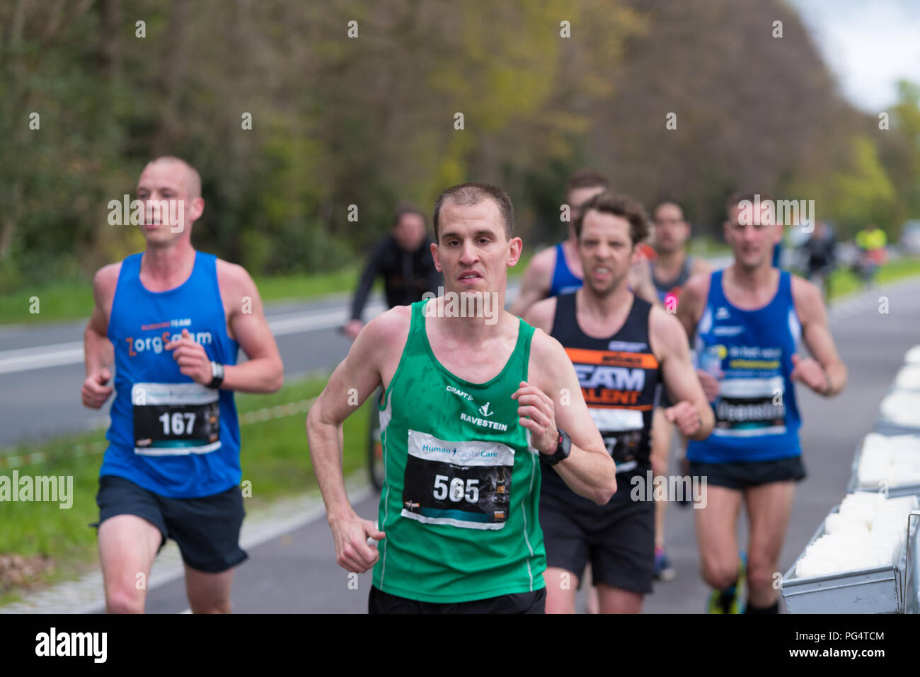 ENSCHEDE, Niederlande, 23. APRIL 2017: Athleten der Enschede Marathon unter kalten condistions. Es ist, als der älteste Marathon der westlichen Eu-bekannt Stockfoto ENSCHEDE, Niederlande, 23. APRIL 2017: Athleten der Enschede Marathon unter kalten condistions. Es ist, als der älteste Marathon der westlichen Eu-bekannt Stockfoto