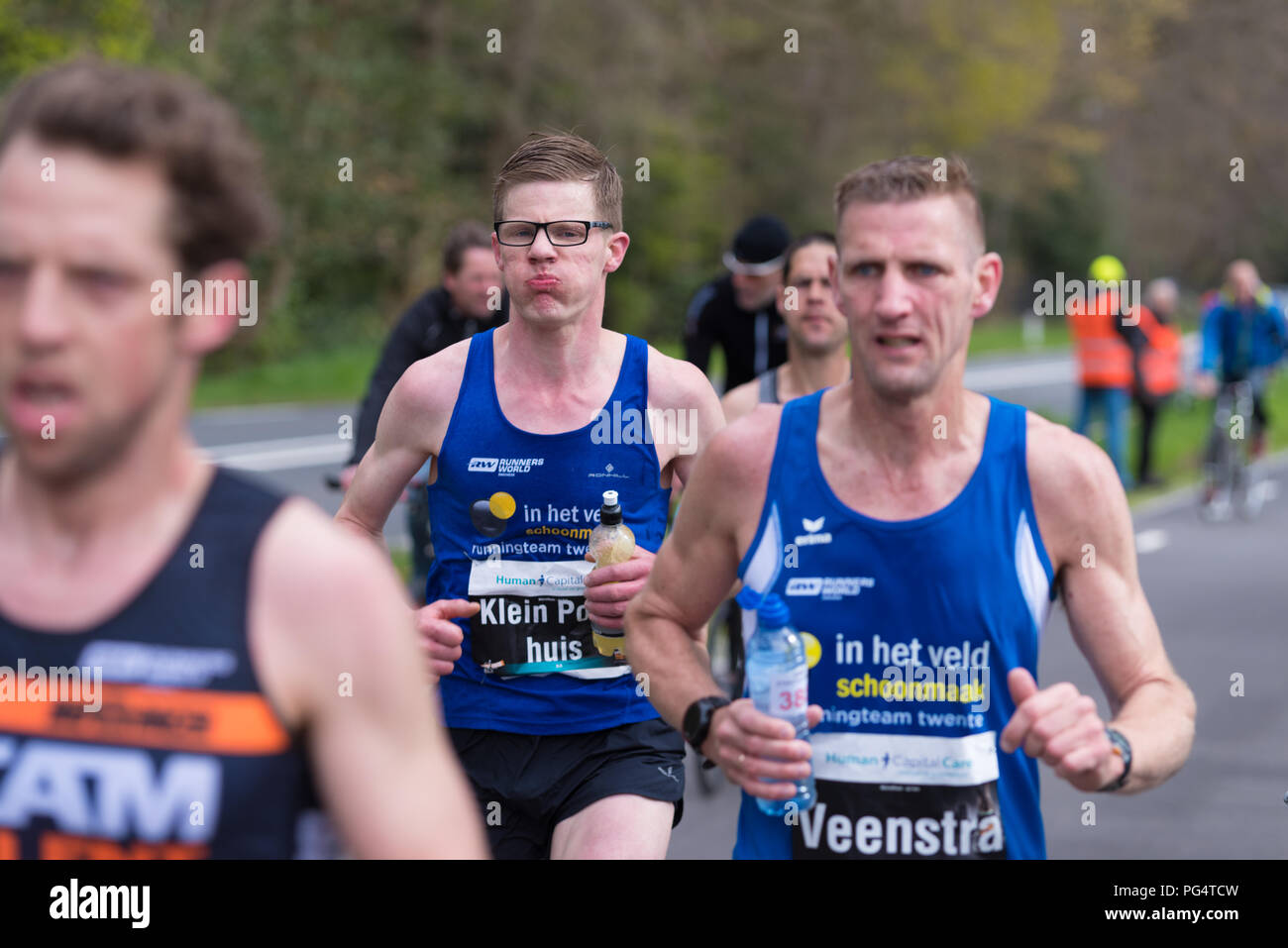 ENSCHEDE, Niederlande, 23. APRIL 2017: Athleten der Enschede Marathon unter kalten condistions. Es ist, als der älteste Marathon der westlichen Eu-bekannt Stockfoto ENSCHEDE, Niederlande, 23. APRIL 2017: Athleten der Enschede Marathon unter kalten condistions. Es ist, als der älteste Marathon der westlichen Eu-bekannt Stockfoto