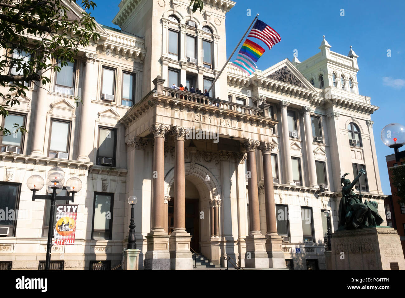 Transgender, Stolz, und amerikanische Flagge hängen über Rathaus in Jersey City, USA Stockfoto