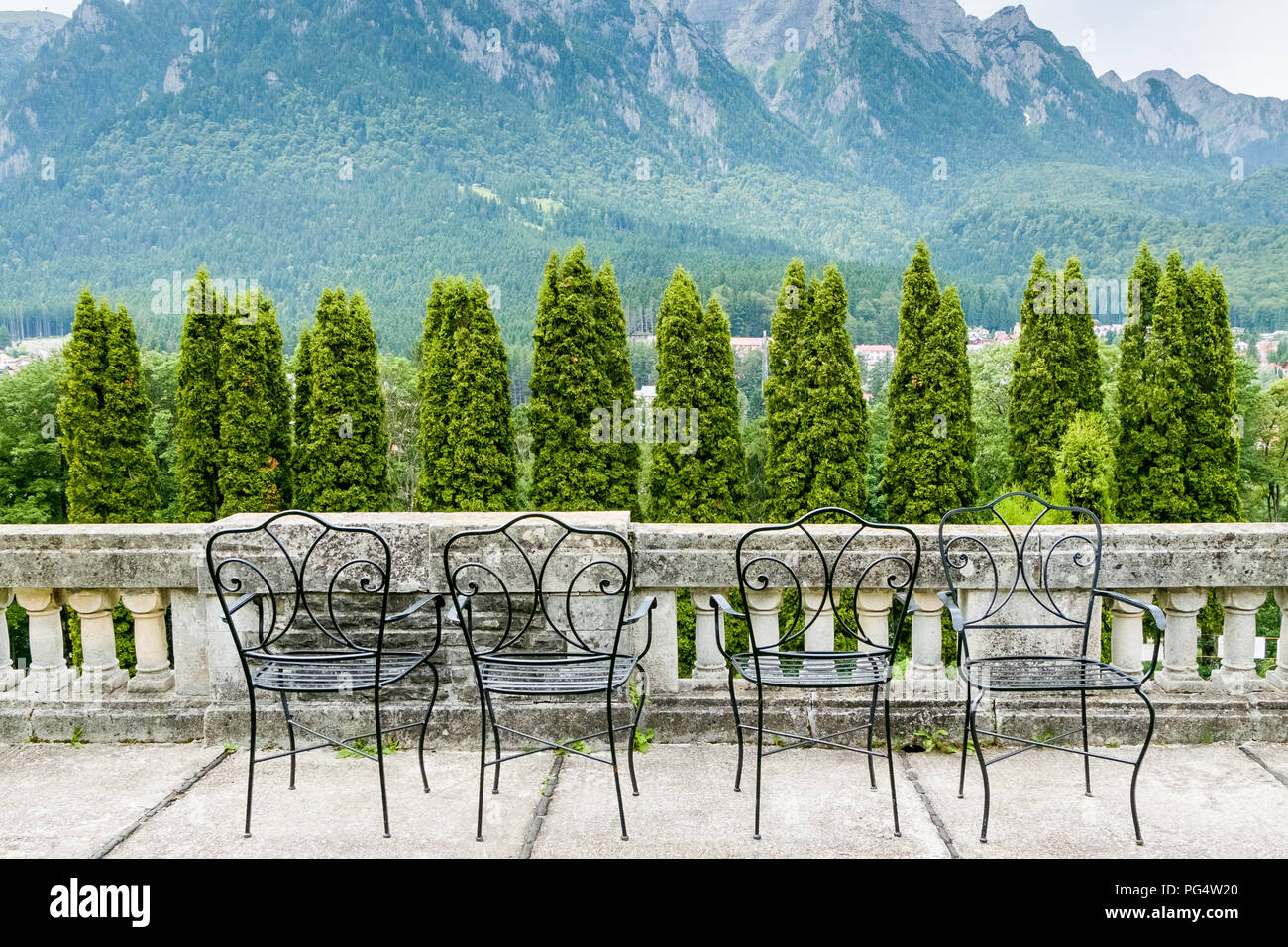 Schwarz Garten Stühle auf dem Cantacuzino Palace Balkon, Iasi, Rumänien, Europa. Stockfoto