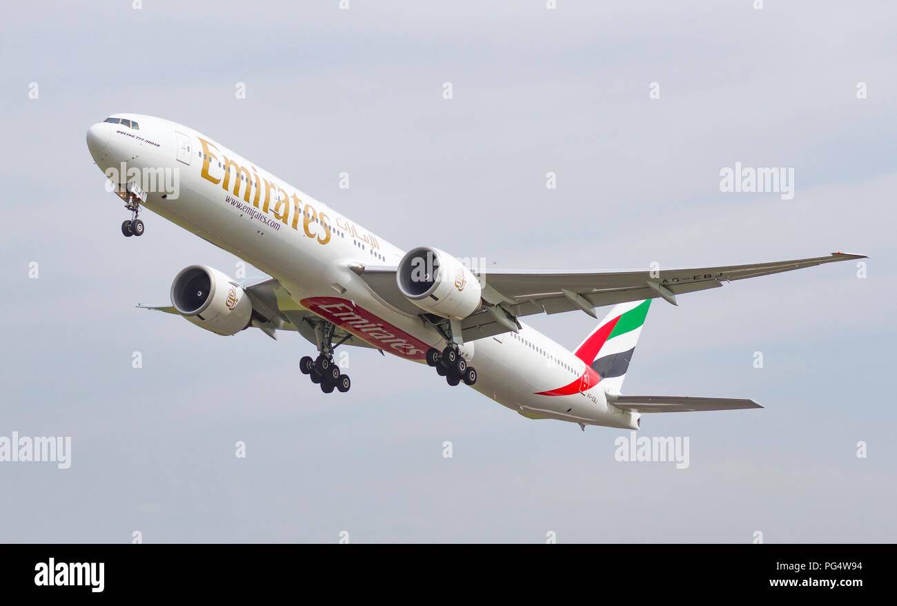 Emirates Boeing 777 A6-EBJ ausziehen aus Manchester Flughafen nach Dubai Stockfoto