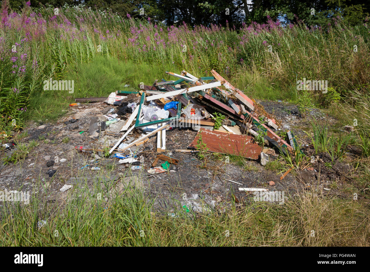 Müll flytipped in einem Feld Stockfoto