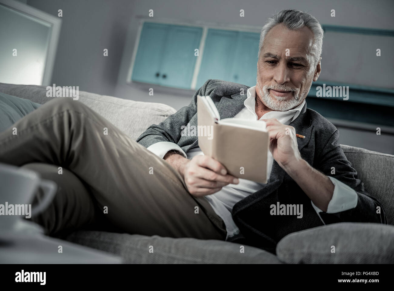 Entspannt Geschäftsmann seine Notizen prüfen Stockfoto Entspannt Geschäftsmann seine Notizen prüfen Stockfoto