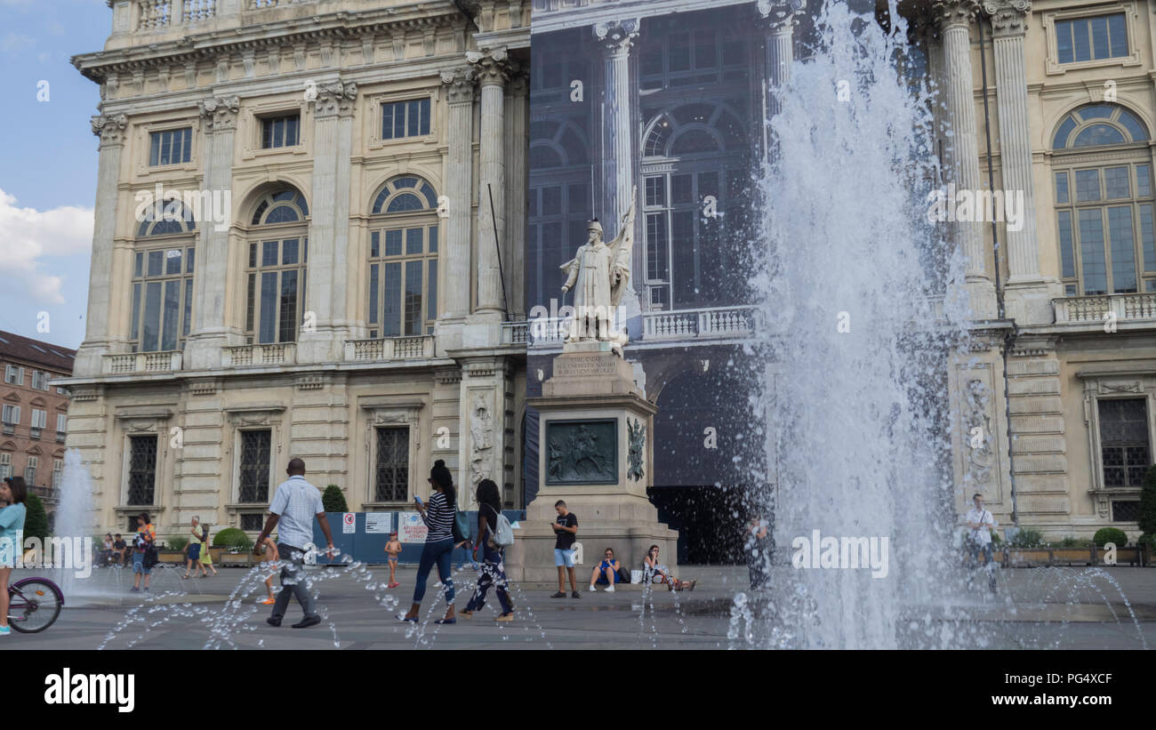 August 2018: Brunnen Spritzer werfen aus dem Boden vor dem Palazzo Madama Museum, mit der Fassade in den Wiederaufbau. Am späten Nachmittag von einem wa Stockfoto