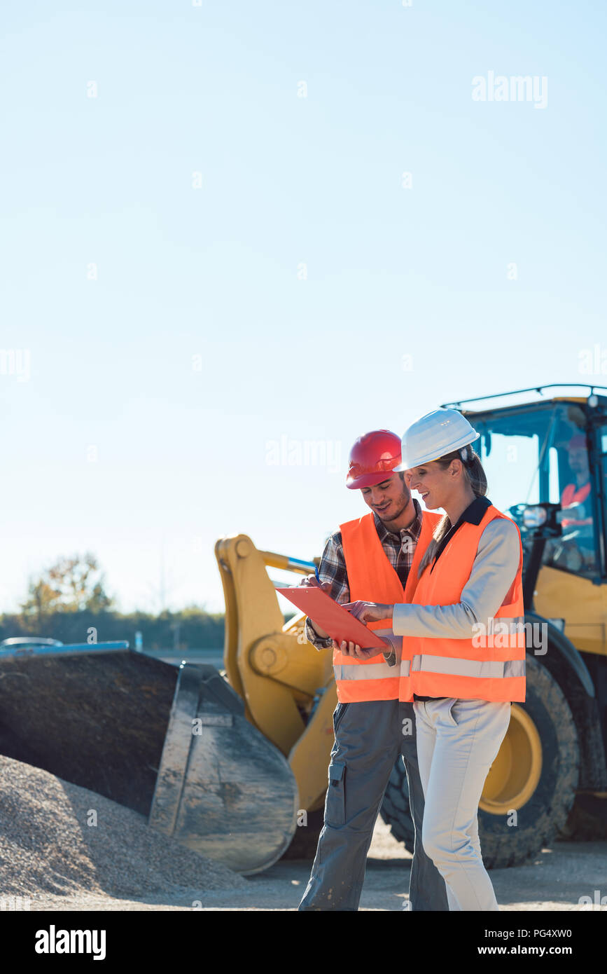Mann und Frau Arbeiter auf der Baustelle Stockfoto