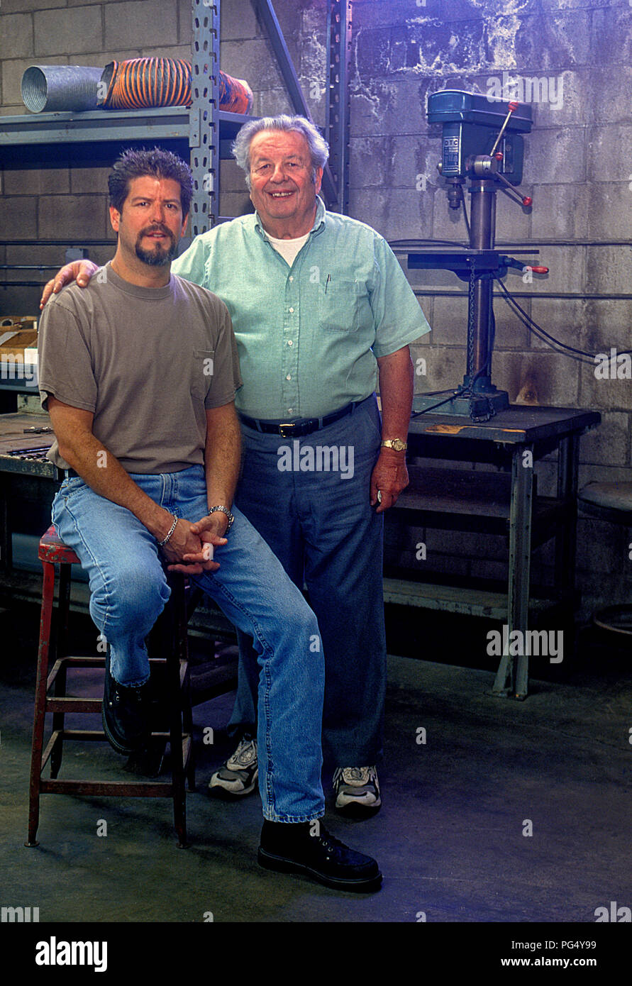 Nick Arias Jr. (rechts) und Sohn bei Arias Kolben Werk in Kalifornien. 05/2000 Stockfoto