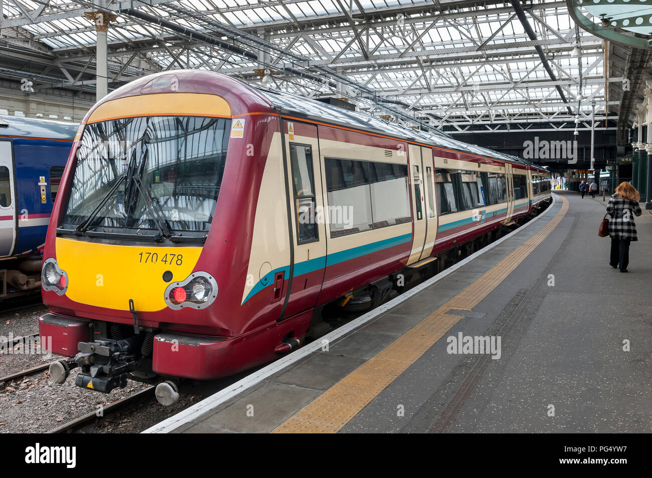 Klasse 170 Turbostar Personenzug in Strathclyde Partnerschaft für den Transport Livree in einem Bahnhof in Großbritannien warten. Stockfoto