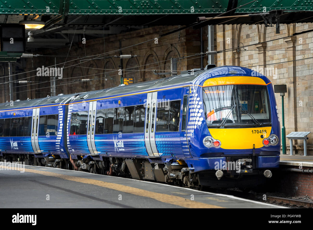 ScotRail Klasse 170 Turbostar Personenzug in einem Bahnhof in Großbritannien warten. Stockfoto
