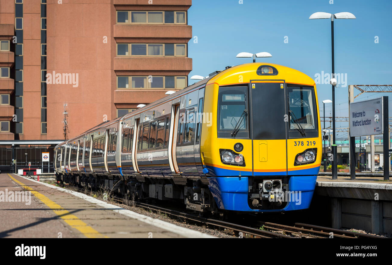 Klasse 378 Personenzug in London Overground Livree in Watford Junction, England. Stockfoto